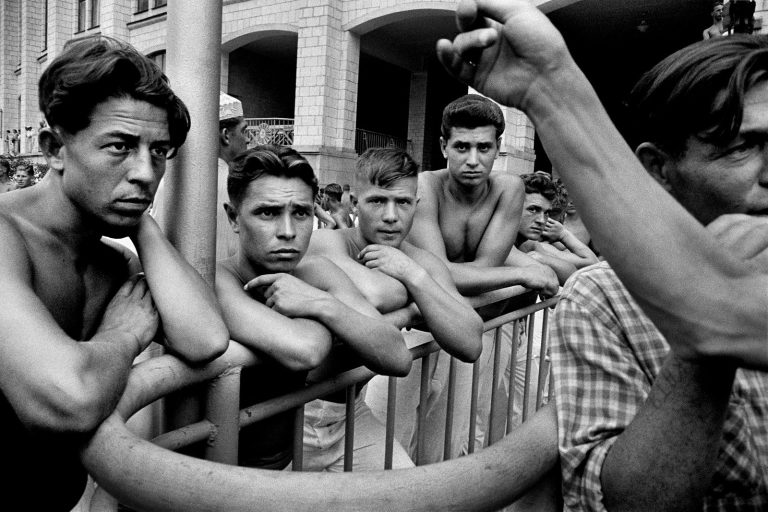 WILLIAM KLEIN | O Mundo Inteiro É um Palco